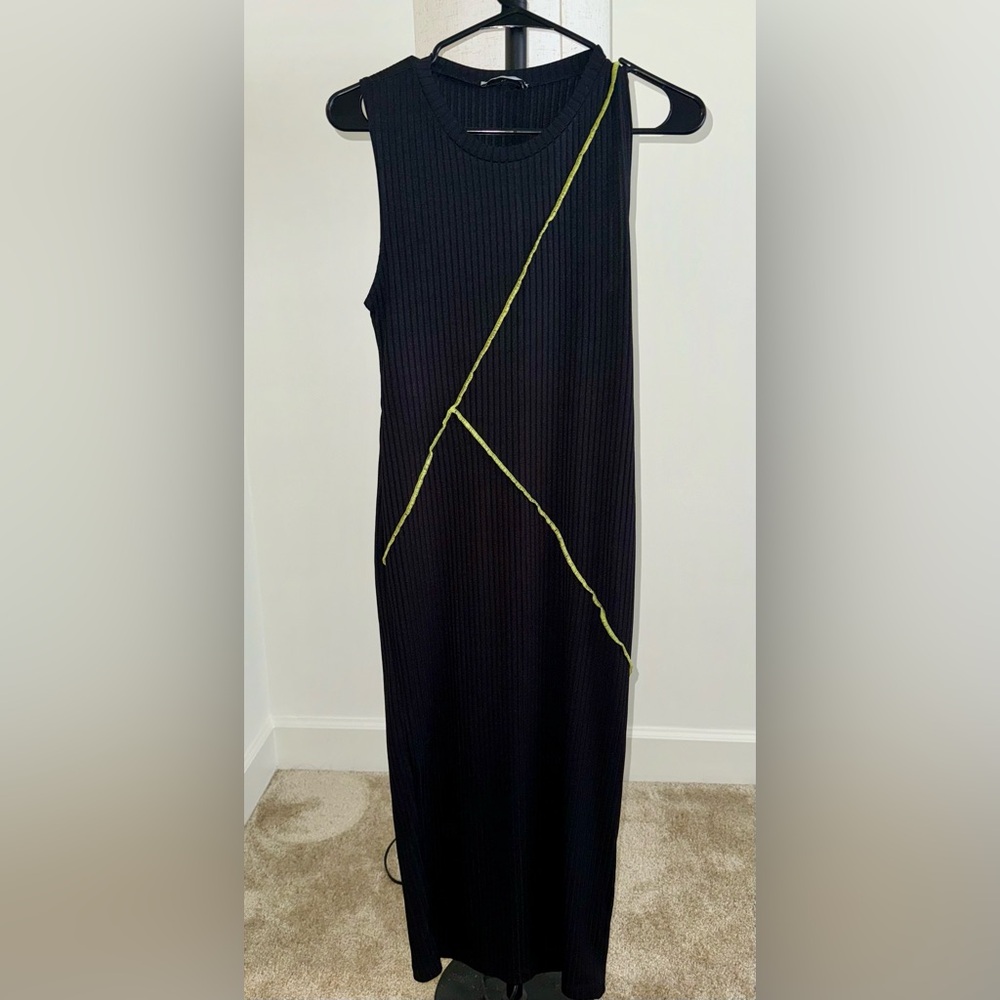 Long body-cone black dress with neon green line.